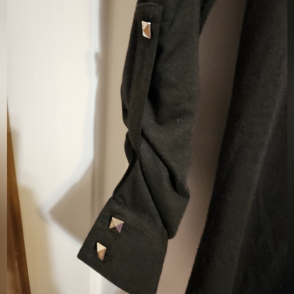 Self Esteem Open Back Shirt. Diamond shape embellishments. Pyramid shaped button - Picture 5 of 5